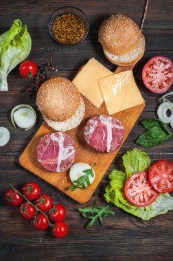 ev yapımı hamburger ahşap kesme tahtası üzerinde yapmak için malzemeler.