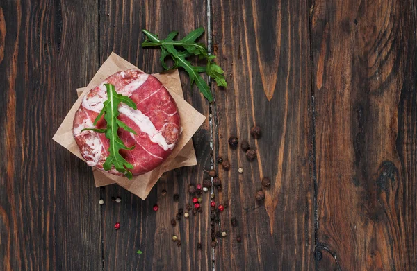 Accueil Hamburgers de boeuf haché faits à la main sur une table en bois — Photo