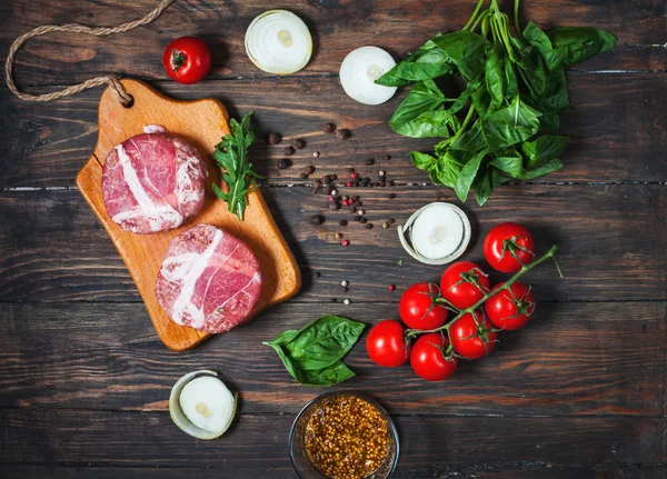 ev yapımı hamburger ahşap kesme tahtası üzerinde yapmak için malzemeler.