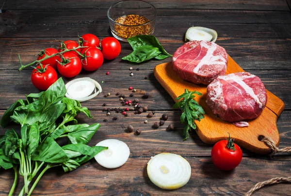 Ingredientes para hacer hamburguesa casera en tabla de cortar de madera . — Foto de Stock