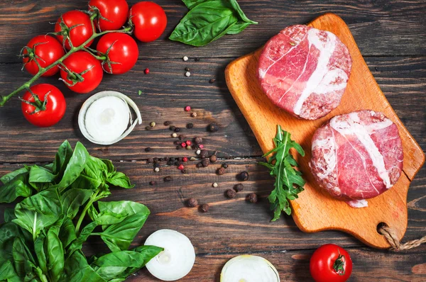 Ingredientes para hacer hamburguesa casera en tabla de cortar de madera . —  Fotos de Stock