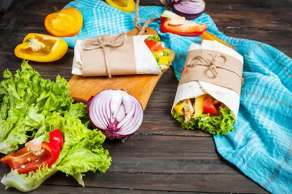 Burrito with grilled chicken and vegetables - pita bread, shawarma — Stock Photo, Image