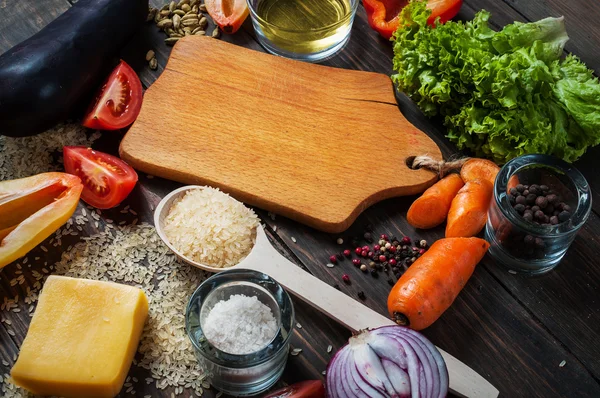 Organik vejetaryen malzemeler, zeytin yağı ve pirinç rustik ahşap kesme tahtası üzerinde arka plan üzerinde. metin, en iyi görünüm için yer — Stok fotoğraf