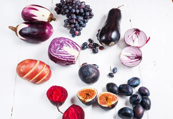 Raccolta di frutta e verdura fresca viola su fondo di legno — Foto Stock