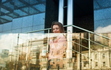 sokakta muzlu süt ile güzel kız.