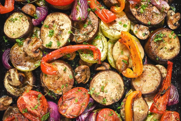 Las Verduras Asadas Mezclan Bandeja Para Hornear Vista Superior Cerca —  Fotos de Stock