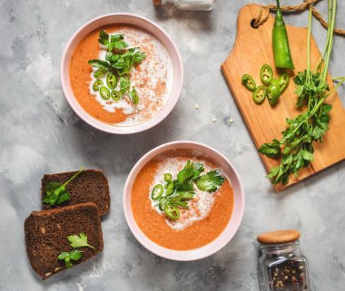 Kırmızı mercimek domates çorbası. Arka planda lezzetli vejetaryen yemekleri. Üst Manzara. Düz yatıyordu. Sağlıklı öğle yemeği
