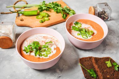 Kırmızı mercimek domates çorbası. Arka planda lezzetli vejetaryen yemekleri. Sağlıklı öğle yemeği