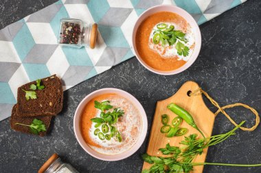 Kırmızı mercimek domates çorbası. Siyah taşlı lezzetli vejetaryen yemeği. Sağlıklı öğle yemeği