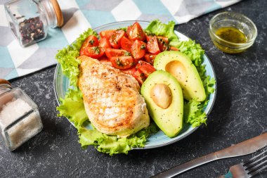 Kızarmış tavuk ve siyah taştan arka planda avokado ile Caprese yemek kasesi