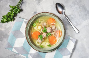 Köfte çorbası ve malzemeler beton masada. Üst görünüm.