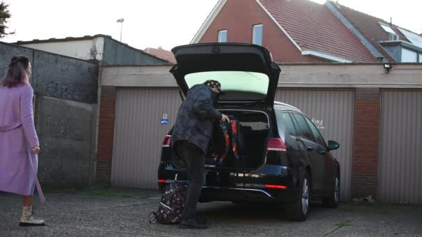 Beau Couple Chargement Des Bagages Voiture Garage Bagages Emballage Famille — Video