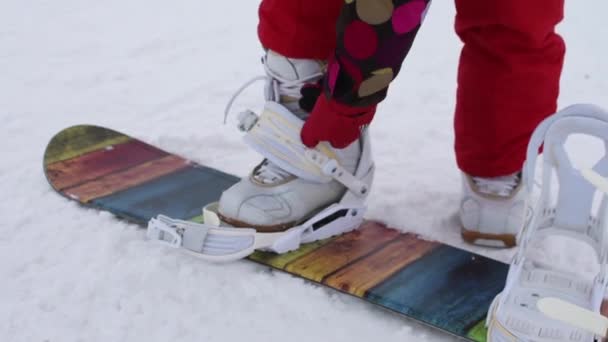Snowboarder Flicka Sätter Stövlar Fästena Toppen Berget — Stockvideo