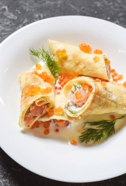 Lezzetli kahvaltı - füme somon, ekşi krema ve taştan arkaplanda havyar.