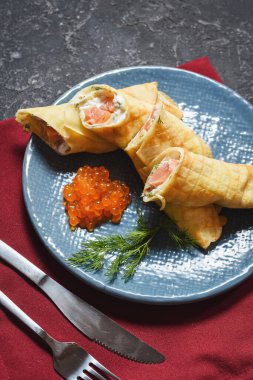 Lezzetli kahvaltı - füme somon, ekşi krema ve siyah taş arka planda havyar..