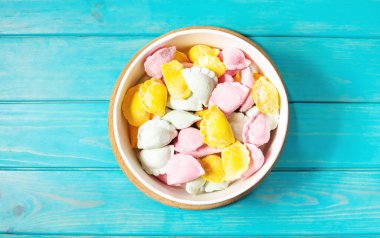 Mavi ahşap arka planda et ile doldurulmuş renkli hamur köfteleri. en üstteki görünüm