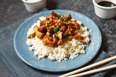 Ev yapımı susamlı tavuk ve Yasemin beyaz pilavı.