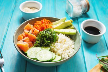 Avokado, yosun, havuç turşusu ve ahşap masada salatalık..