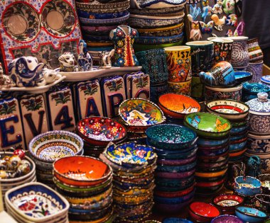 Türkiye 'nin İstanbul kentindeki Grand Bazaar' da satışta olan Türk seramikleri koleksiyonu. Türk renkli süs seramik hatırası.
