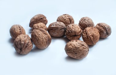 Beyaz izole arkaplandaki fındıklardan bileşim.