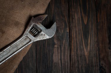 Koyu ahşap arka plan üzerinde ayarlanabilir anahtarı.