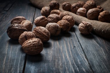 Badem, ceviz ahşap masa üzerinde. fındık çeşitleri.