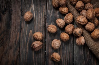 Ceviz ahşap masa üzerinde. fındık çeşitleri.