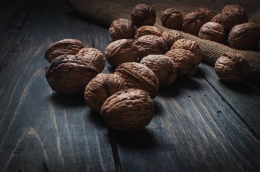 Badem, ceviz ahşap masa üzerinde. fındık çeşitleri.