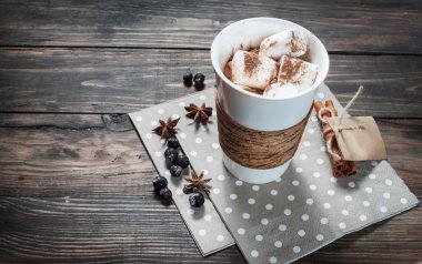 Krema ve tarçın kakao içkiyle