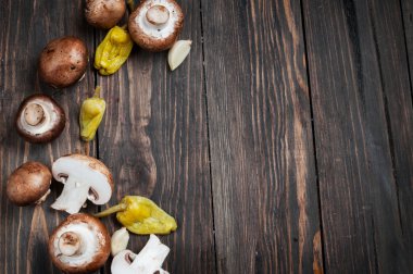 Ahşap arka plan üzerinde en iyi görünümü biber ve mantar