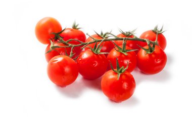 Beyaz arka plan üzerinde izole kiraz domates şube