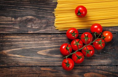 Makarna ve domates eski vintage ahşap masa