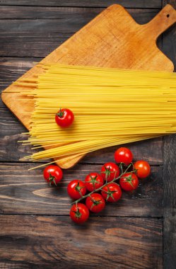 Makarna ve domates eski vintage ahşap masa