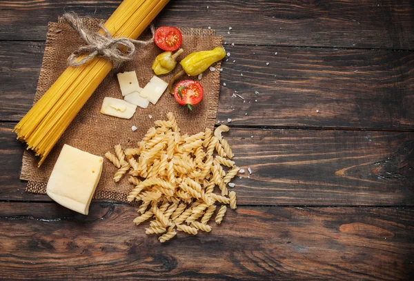 Domates ve peynir, gıda closeup ile makarna ürünleri — Stok fotoğraf