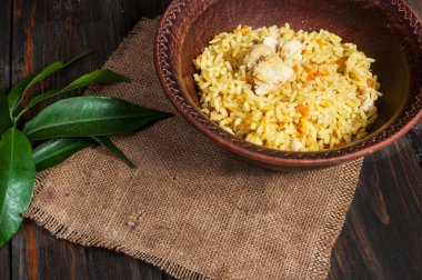 Et ve sebze üzerinde eski bir tablo yakın çekim ile pirinç