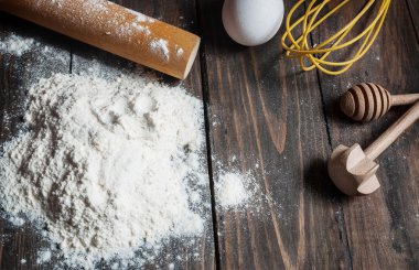 Kırsal mutfak - hamur pasta tarifi Malzemeler yukarıdan vintage ahşap masa üzerinde pişirme