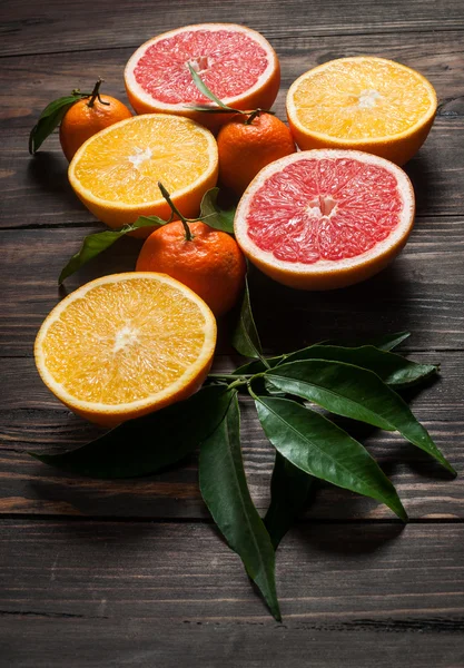 Citrus Fruit on vintage wood table, including oranges, mandarins and grapefruits — Stock Photo, Image