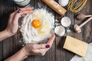 Bayan baker hamur yumurta, tereyağı ve süt ile pişirme