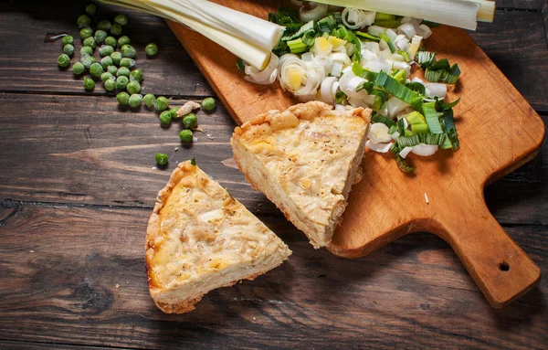 Quiche Lorraine francés con ingredientes sobre tabla de madera — Foto de Stock