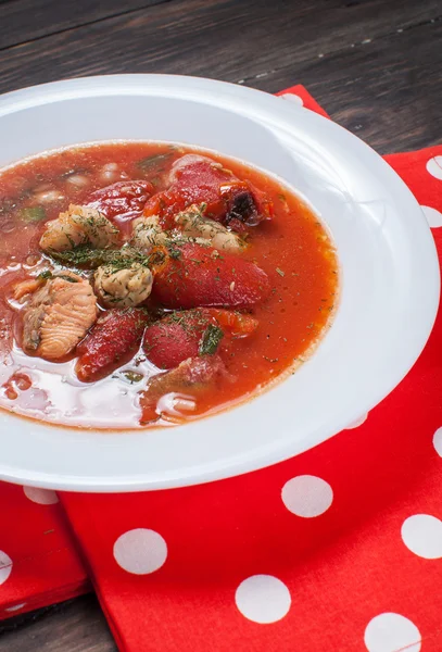 Köstliche mediterrane Tomatensuppe mit einer Vielzahl gemischter Meeresfrüchte — Stockfoto