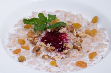 Sağlıklı yulaf ezmesi kuru üzüm ve ceviz