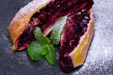 Dondurma, closeup ile vişneli tart (strudel)