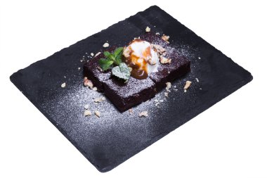 Dondurma, izole ile lezzetli çikolatalı kek