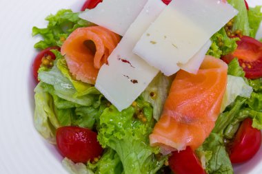 peynir salata karışımı ile Somon carpaccio