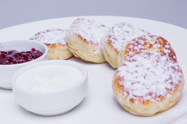 Peynirli krep reçel ve sos ile