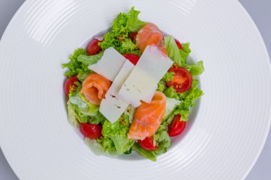 peynir salata karışımı ile Somon carpaccio