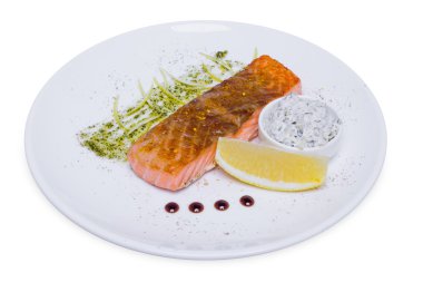limon ve ekşi krema sosu, kırpma yolu izole, ızgara somon