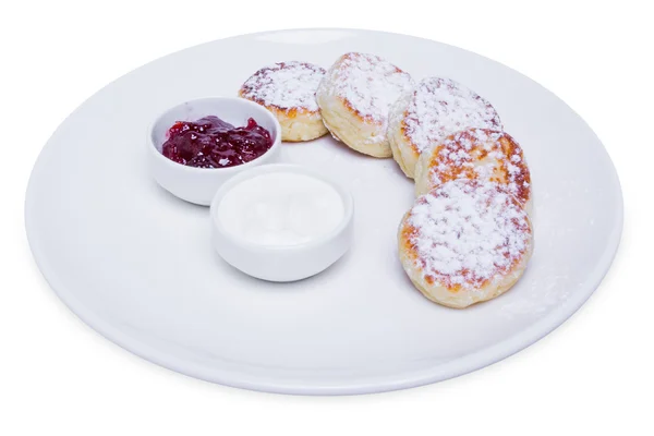 Cheese pancakes with sour cream and jam, isolated, clipping path — Stock Photo, Image