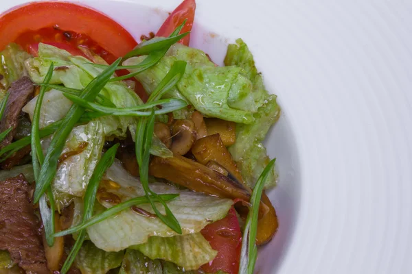 Ensalada caliente con ternera y champiñones asados —  Fotos de Stock