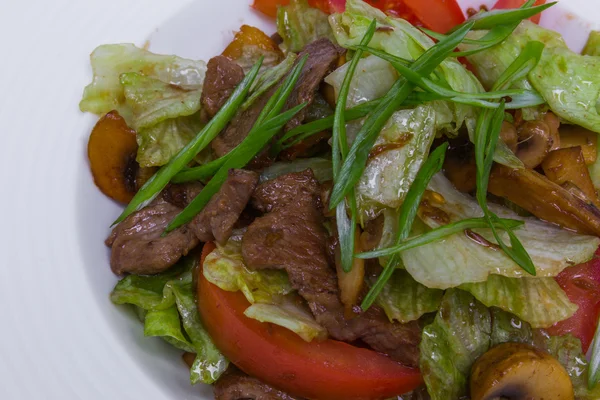 Salada quente com vitela e cogumelos assados — Fotografia de Stock